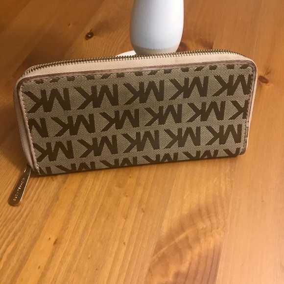 ❗️Not For Sale❗️Authentic Michael Kors Wallet - Picture 2 of 4